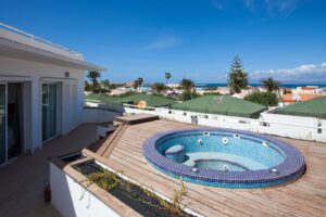 Jacuzzi en la planta alta con unas vistas espectaculares del chalet de lujo en Corralejo