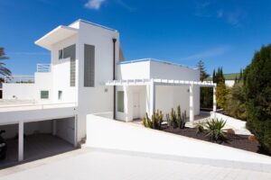 Fachada principal del chalet de lujo en la zona más exclusiva de Corralejo, Fuerteventura