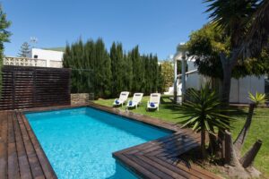 Piscina con arboleda del chalet de lujo en Corralejo