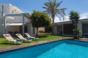 Piscina con detalles de hamacas del chalet de lujo en Corralejo