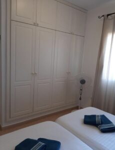 Detalle de armario empotrado en dormitorio del chalet independiente de la calle Guirre en Corralejo.