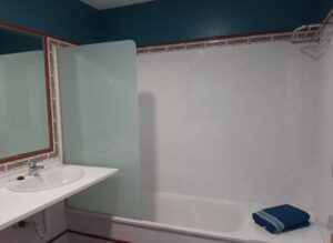 Baño destacando la bañera del chalet independiente de la calle Guirre en Corralejo.