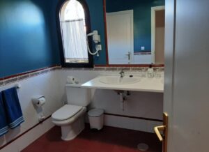 Baño completo del chalet independiente de la calle Guirre en Corralejo.