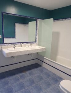 Baño 2 desatacando doble lavabo del chalet independiente de la calle Guirre en Corralejo.