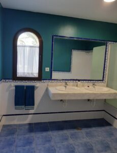 Baño 2 desatacando ventana y luminosidad del chalet independiente de la calle Guirre en Corralejo.