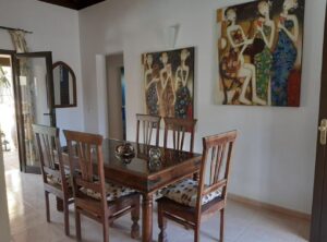 Salón destacando mesa y sillas comedor del chalet independiente de la calle Guirre en Corralejo.