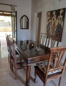 Salón destacando ventanal con salida a la piscina del chalet independiente de la calle Guirre en Corralejo.