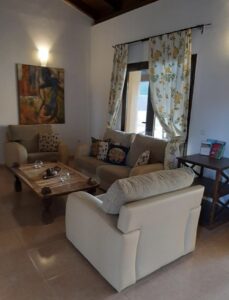 Salón destacando zona televisión del chalet independiente de la calle Guirre en Corralejo.