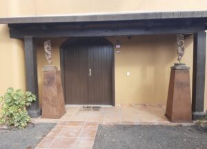 Zona principal de entrada al chalet independiente de la calle Guirre en Corralejo.