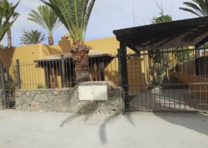 Fachada vista desde el exterior al chalet independiente de la calle Guirre en Corralejo.