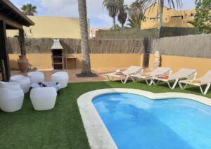 Piscina y detalle de hamacas de chalet independiente de la calle Guirre en Corralejo.