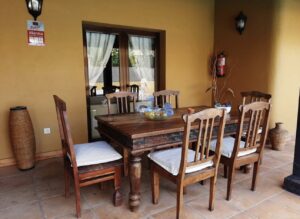 Detalle de mesa y sillas de la terraza del chalet en calle Guirre de Corralejo