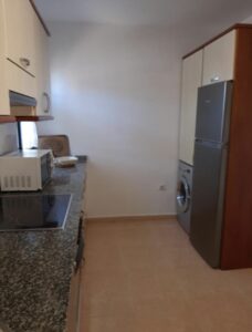 Cocina con detalle electrodomésticos del chalet independiente de la calle Guirre en Corralejo.