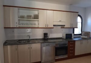 Cocina completa del chalet independiente de la calle Guirre en Corralejo.