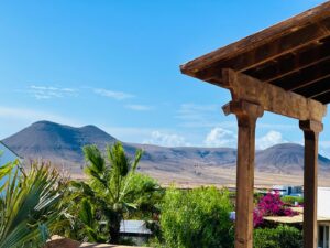 Detalles de las vistas a las montañas desde pérgola exterior del chalet independiente de la calle Paradejas en Lajares