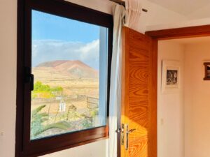 Detalle de ventana con preciosas vistas del chalet independiente de la calle Paradejas en Lajares