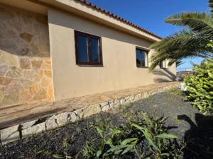 Fachada de la parte de atrás de la Villa en calle del jable de Lajares.