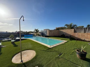 Duchas de la piscina de la Villa en calle del jable de Lajares.