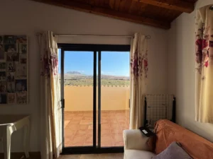 Detalles de cristalera con buenas vista desde el salón de la Villa en calle del jable de Lajares.
