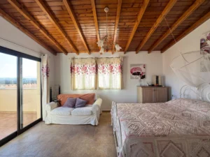 Dormitorio 2 con cama grande de la Villa en calle del jable de Lajares, Fuerteventura