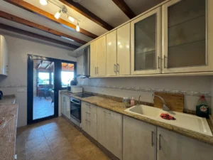 Cocina completa con muebles blancos de la Villa en calle del jable de Lajares.