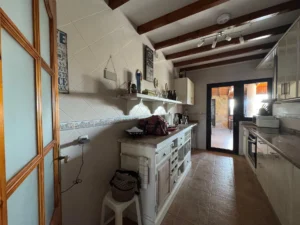 Perspectiva de la cocina con electrodomésticos de la Villa en calle del jable de Lajares.