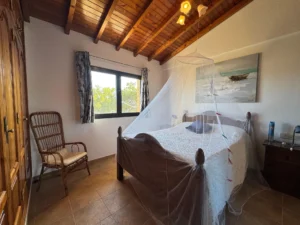 Dormitorio planta de arriba cama grande de la Villa en calle del jable de Lajares, Fuerteventura