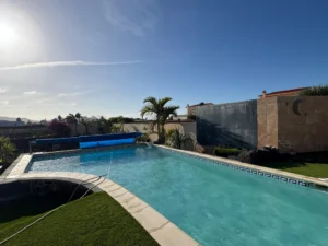 Vista del jardín y piscina de la Villa en calle del jable de Lajares.