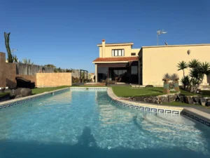 Vista de la casa desde la piscina de la Villa en calle del jable de Lajares.