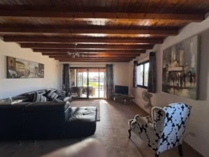 Detalle de vigas de madera del salón de la Villa en calle del jable de Lajares.