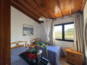 Dormitorio 4 con dos camas de la Villa en calle del jable de Lajares, Fuerteventura