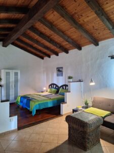 Dormitorio de uno del os apartamentos independientes con detalle de armarios de la Villa con cuatro apartamentos independientes en Lajares