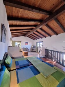 Dormitorio con camas dobles de la Villa con cuatro apartamentos independientes en Lajares