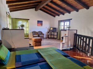 Dormitorio con cómoda y sillones de la Villa con cuatro apartamentos independientes en Lajares