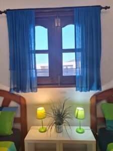 Otro dormitorio con detalles de lamparas la Villa con cuatro apartamentos independientes en Lajares