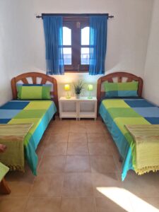 Otro dormitorio de la Villa con cuatro apartamentos independientes en Lajares