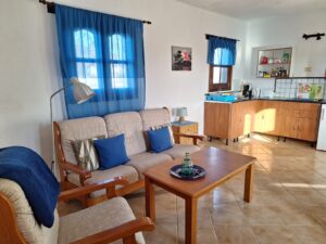 Otro de los salones con detalle de sofás de la Villa con cuatro apartamentos independientes en Lajares