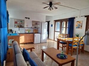 Uno de los salones con cocina integrada de la Villa con cuatro apartamentos independientes en Lajares