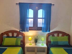 Uno de los dormitorios de la Villa con cuatro apartamentos independientes en Lajares