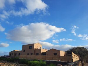 Fachada principal de la Villa con cuatro apartamentos independientes en Lajares