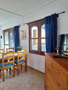 Uno de los salones con detalle de mesa y sillas de la Villa con cuatro apartamentos independientes en Lajares