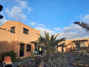 Fachada y jardín de la Villa con cuatro apartamentos independientes en Lajares