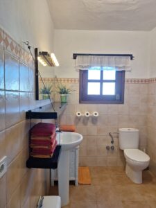 Baño completo de uno del os apartamentos independientes con detalle de armarios de la Villa con cuatro apartamentos independientes en Lajares