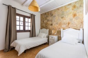 Dormitorio con dos camas de la Villa central de Lajares, Fueteventura