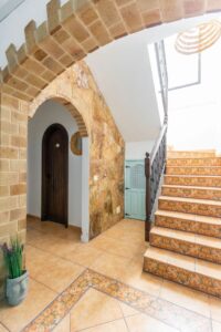 Detalle de escaleras y arco de entrada a pasillos de la villa de la calle central de Lajares, Fueteventura