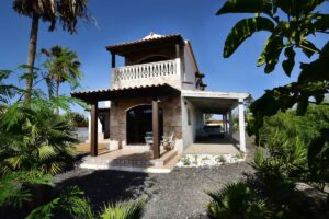 Fachada principal de la villa de la calle central de Lajares, Fueteventura