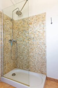 Otro baño detalle de mampara y ducha de la villa de la calle central de Lajares, Fueteventura