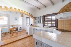 Isla de la cocina con arco separador de piedra de la villa de la calle central de Lajares, Fueteventura