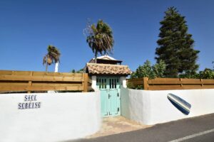Entrada principal a la villa de la calle central de Lajares, Fueteventura