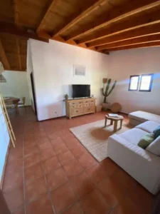 Dormitorio 3 de la casa con detalle de alfombras y TV